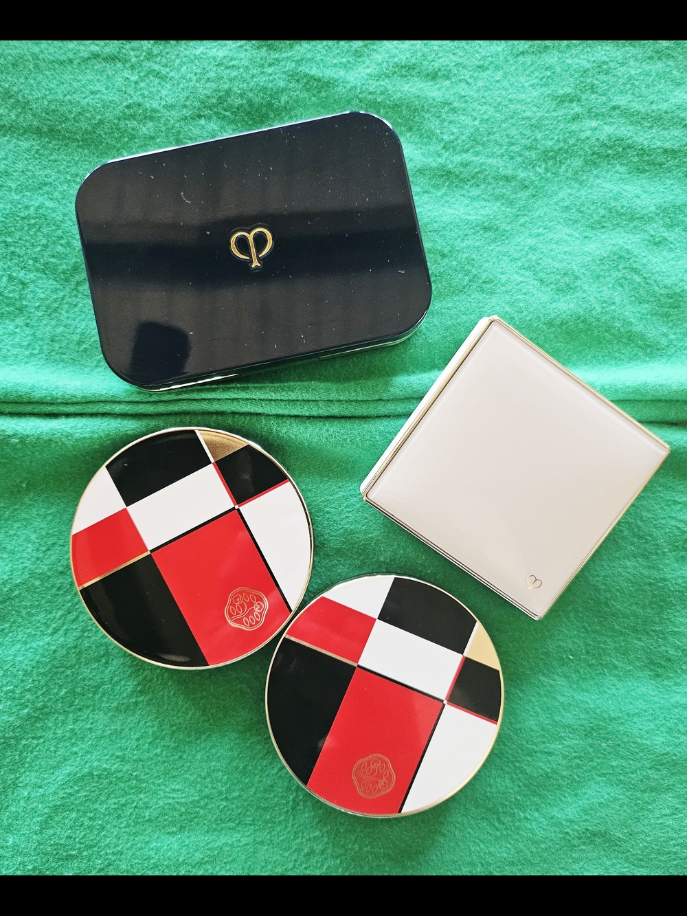 Clé de Peau Beauté Set Compact Powder Foundation SPF 25; Bronser; Cheek Rouge